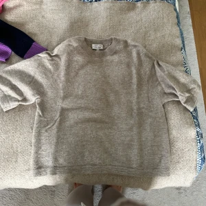 Trendig tjocktröja - Säljer min super trendiga tröja då jag inte använt den på ett tag. Den är i super fint skick!