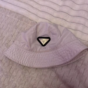 Prada buckethat  - Lite sliten men inga hål eller fläckar, köpt för ish 7000kr från hämsidan. Pris kan diskuteras 