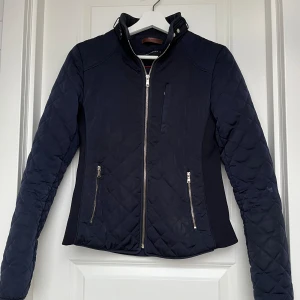 Zara höst jacka  - Nästan helt oanvänd. Mörkblå 