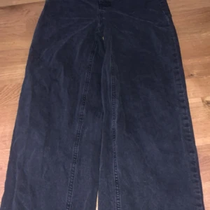 Baggy svarta jeans - Svarta baggy jeans ifrån NA-KD helt nya aldrig använt. Storleken är 34(xs)