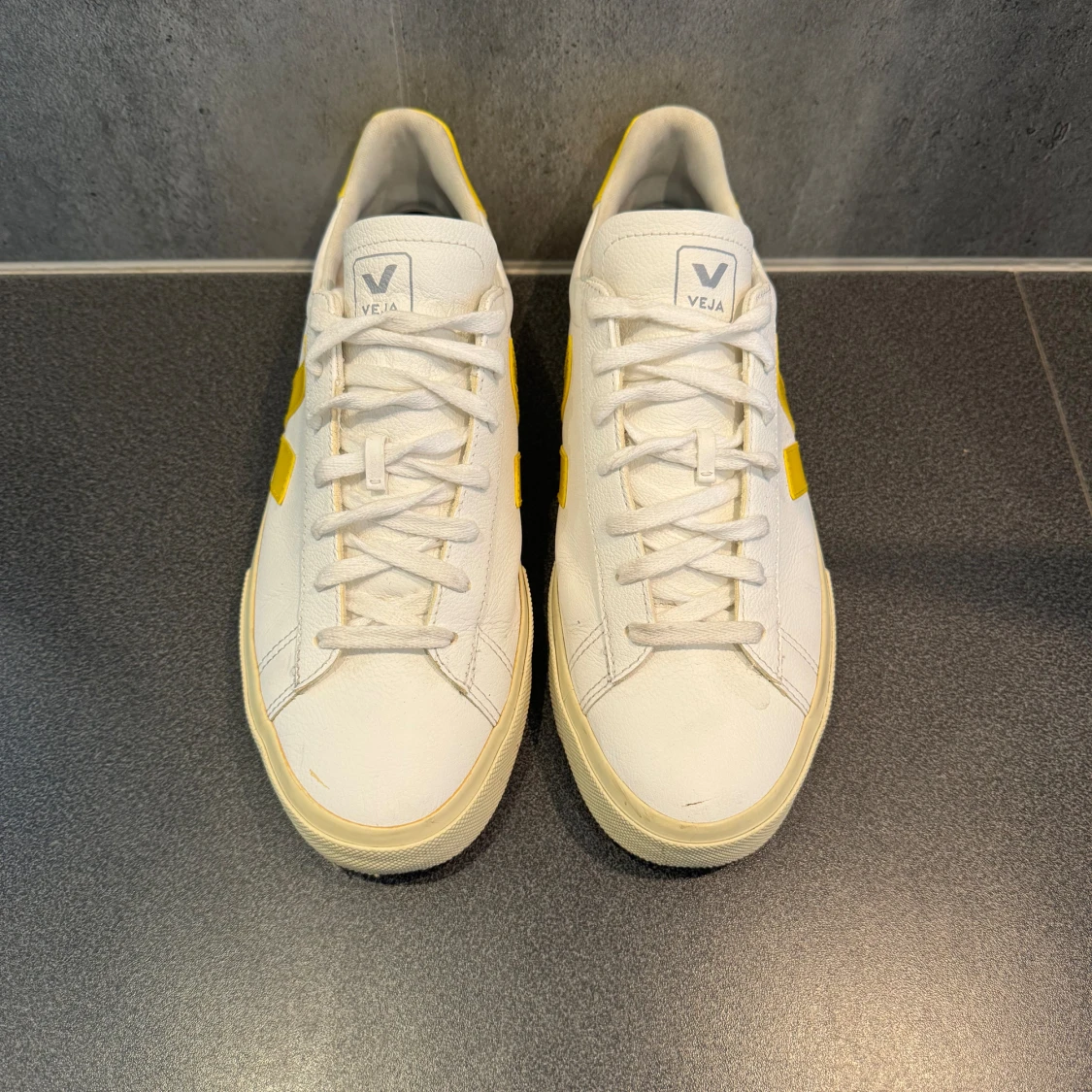 Vita sneakers från Veja med gula detaljer - 92