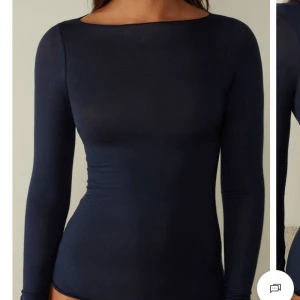 Mörkblå intimissimi tröja - Använd fåtal gånger i bra skick, säljer då den inte används