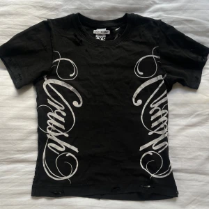 cool t-shirt - cool distressed t-shirt från cheap monday, helt oanvänd ✌️