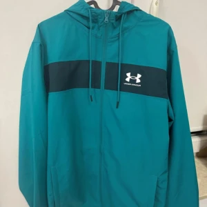 Under Armour jacka  - Under Armour vindjacka jacka i fint skick. 