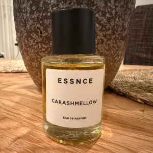 Essnce carashmellow - Essnce carashemllow, ursprungligen 50 ml, saknas cirka 1-2 ml. 