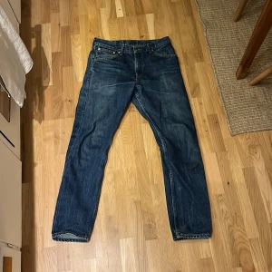 Levis jeans  - Skicket är bra, byxorna är blåa och har en bra  passform. Måtten stämmer inte riktigt eftersom att byxorna är omsydda. Så den passar folk som har 28-30 i W och 32 i Längd.