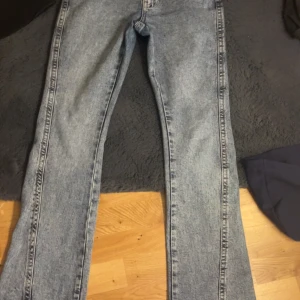 Blå jeans från Perfect Jeans - Blå Jens från Ginatricot (perfect Jens) twisted bootcut jeans. Använd 1 gång för att testa.