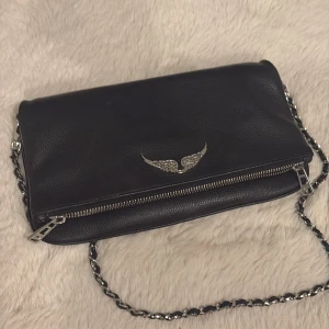 Zadig& Voiltare väska - Säljer min super fina Zadig&Voiltare väska som jag haft i några år men bara använd ett fåtal gånger , köpte den på Zalando , i supergott skick båda det korta och det långa bandet finns, dustbag medföljer såklart , skriv om det finns några frågor 🥰🥰 är öppen för prisförslag