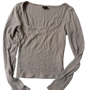 Beige ribbad topp - Beige ribbad topp som sitter tight på.