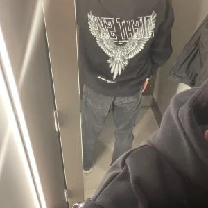 Svart hoodie med tryck ”NIGHT SKY” - Snygg svart hoodie med dragkedja och coolt tryck på både fram- och baksidan. Perfekt för en avslappnad stil. Den har långa ärmar och en bekväm passform. Finns i Alla storlekar - Kom pm och välj din storlek, säljes för 400kr Nyskick 