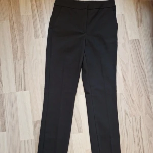 Svarta byxor  - Snygga svarta slacks från Zara med hög midja. Helt ny med alla lappar kvar. Storlek 34.