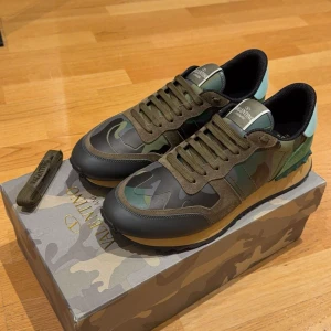 Valentino Rockrunners - Rockrunners i väldigt bra skick, kommer med lådan och helt nya extra snören.