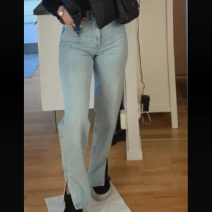 Ljusblå jeans från Gina Tricot - Snygga ljusblå jeans från Gina Tricot i en klassisk straight fit. De har en medelhög midja och är tillverkade i premium denim. Perfekta för en avslappnad stil.