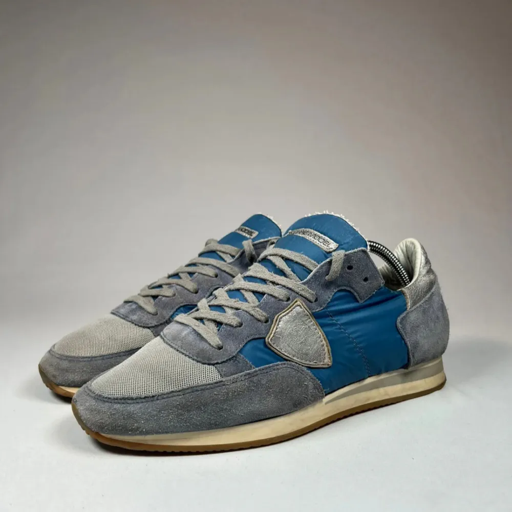 Phillip model trainers i storleken 43 men passar också 44 det är bara skorna som följer med alltså ingen box eller så fint skick hör av dig om du har några frågor nypris 3300kr. Kengät.