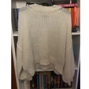 Vit stickad tröja - Säljer en mysig vit stickad tröja från Gina tricot med en lös passform. Tröjan har långa ärmar och en ribbad kant vid halsen. Perfekt för kyliga dagar och ger en avslappnad look. Passar bra till jeans eller leggings. Orginalpris: 399:-