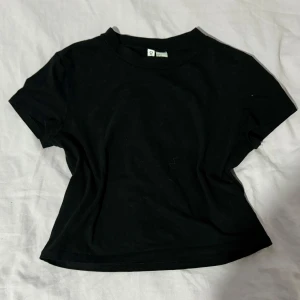 tajt top från H&M - En tajt lite kort top från H&M. 