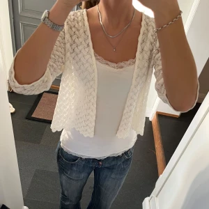 Vit kofta i spets  - Vit trekvartsärmad spetstopp från VILA i storlek M, skulle säga att den även passar S. Fint skick. Använd gärna köp nu!