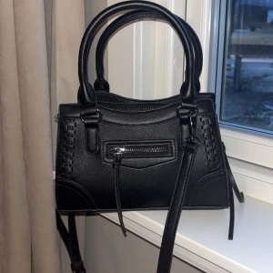 Svart handväska från Gina tricot - Snygg svart handväska från Gina tricot, är slutsåld på deras hemsida!❣️