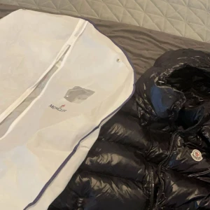 Ny väst från Moncler - Säljer en snygg ny svart dunväst från Moncler i storlek L.kommer med moncler påsen och är väldigt skön.