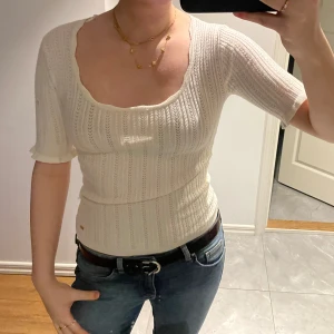 Vit topp - Söt top som passar som S och M med!!💕💕