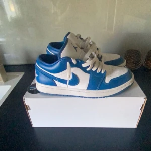 Jordens 1 low marine blue  - Jordens använd cirka 2 gånger inga fel på skorna storlek 38,5 
