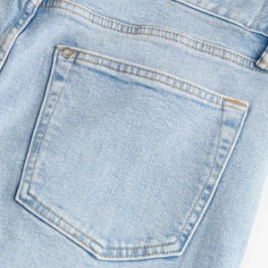 Ljusblå jeans Från HM - Snygga ljusblå jeans med klassisk femficksdesign. De har en rak passform och är tillverkade i ett bekvämt denimtyg. Perfekta för en avslappnad stil. Användes några gånger