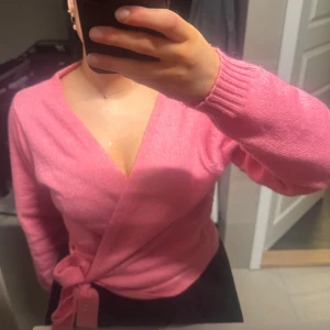Rosa omlottkofta - Säljer en söt rosa omlottkofta från zalando, slutsåld o fint skick 💕