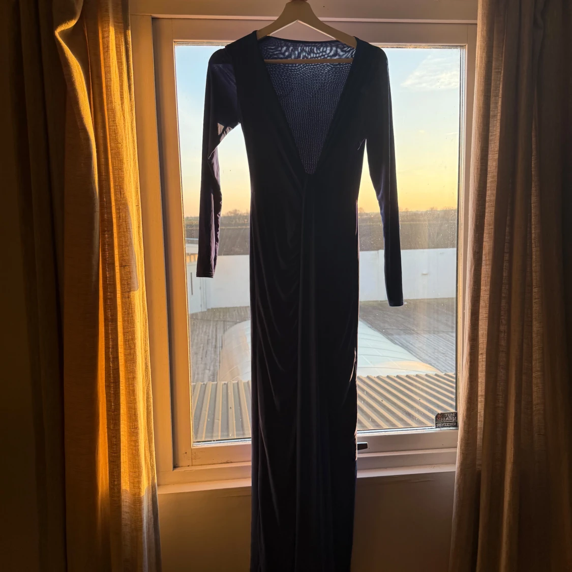 Mörkblå långklänning med v-ringning från NAKD - 1