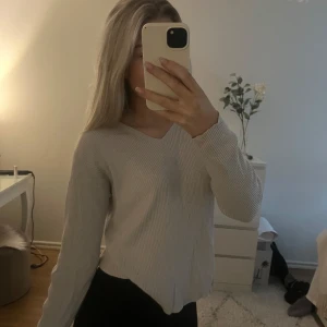 Beige ribbad tröja från Polarn O. Pyret - Säljer en stilren beige ribbad tröja från Polarn O. Pyret. 