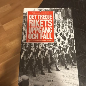Det tredje rikets uppgång och fall - Boken 'Det tredje rikets uppgång och fall' av William L. Shirer är en omfattande historisk skildring av Nazitysklands historia. Den är utgiven av Forum och innehåller detaljerade analyser och personliga iakttagelser från författaren.