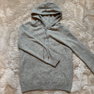 Grå Kashmir hoodie - Fint skick. Inga defekter, förutom inte lika mjuk efter tvätten. Men fortfarande stilren. Storlek S men passar XS.  