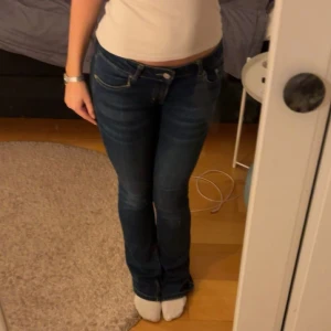Mörkblå lågmidjade bootcut jeans - Så snygga jeans som är lågmidjade och bootcut. Dom sitter jättefint på och är bekväma💕🤩 Jag är 166 och dom sitter bra på mig i längden