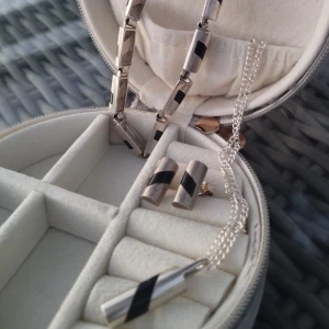 Smycke set silver🖤 - Ett silver smycke set med svarta detaljer. Armbandet, öronhängen och halsband pendant/charm är riktig silver. Kedjan på halsbandet är inte riktig silver. Använd. 