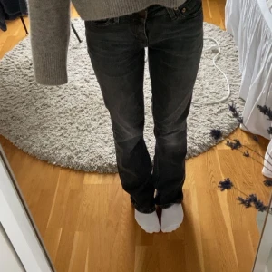Svarta Levis jeans - Snygga svarta Levis jeans med bootcut-stil. Priset går att diskutera💕