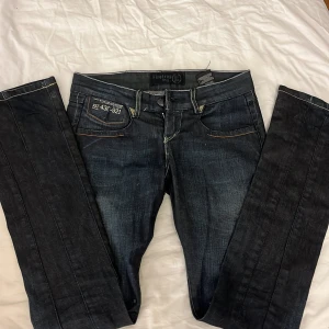 Mörkblå jeans lågmidjade - Super Snygga mörkblå lågmidjade utsvängda jeans från firetrap. De är tyvärr för små för mig och därför säljer jag 💞innebenslängd:  83cm   Midjemått rakt över: 37cm 