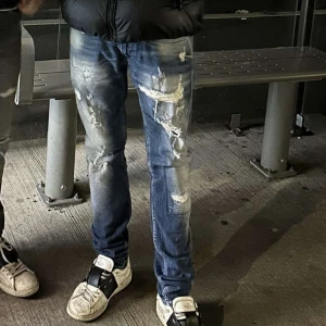 jeans från Replay med slitningar - Snygga blå jeansbyxor från Replay med slitna detaljer ä. De har en slimed passform. Skriv för frågor oc bilder, priset är ej hugget i sten. 