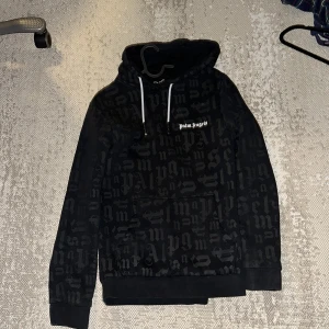 Svart hoodie från Palm Angels - Säljer en svart hoodie från Palm Angels har använt den ganska mycket den är storlek L men på grund av torktumlaren är den som en M/S i storlek. Det står även hur man ska tvätta den på insidan, Tar emot bud