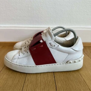 Valentino open - Storlek 36. De är i bra skick och passar även 37. De är såklart äkta, det är bara att höra av sig vid funderingar🤩