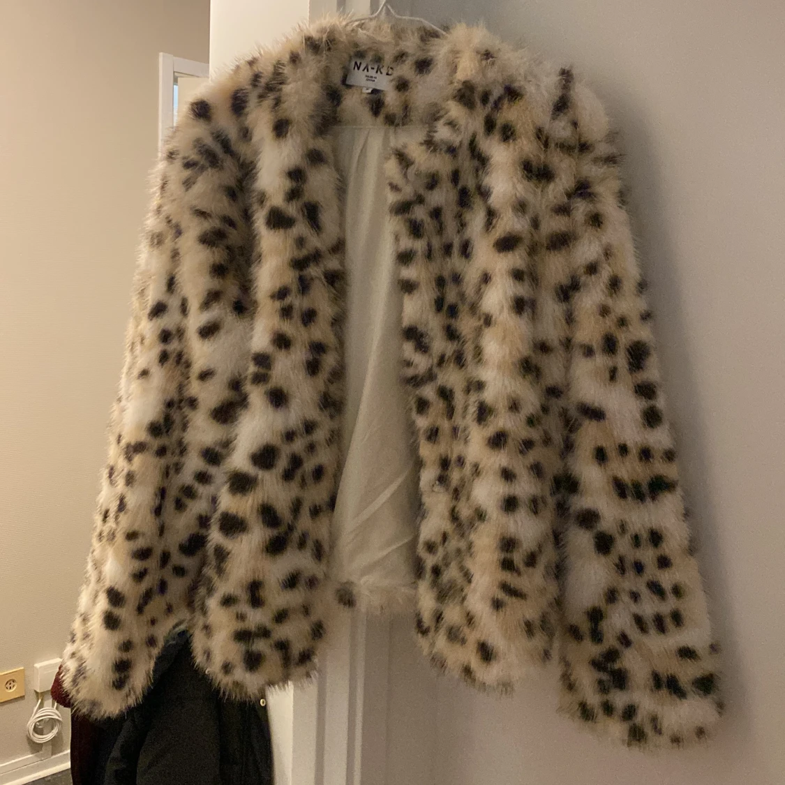 Leopardmönstrad pälsjacka från NA-KD - 1