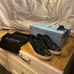 Lanvin skor - Hej! Säljer nu mina marinblå lanvin i storlek uk5 som passar storlek 41. Dom är i mycket! Hör av av er vid minsta fundering!😊obs ingen box eller dustbags ingår!