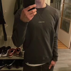 Les Deux sweatshirt - Säljer min stilrena les deux sweatshirt i storlek S! Den har inga defekter förutom att Les Deux lappen hänger löst (bild 5). Deras Dexter sweatshirts går för 1000+ vilket gör denna tröja o trevligt skick för 299 till ett kap!