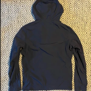 J.lindeberg windbreaker - Mörkblå windbreaker från J.Lindeberg i str S. Den är i mycket bra skick utan några defekter och passar perfekt inför våren.