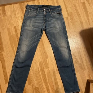 Replay anbass hyperflex! - Snygga blå jeans från Replay Hyperflex Anbass med en väldigt snygg tvätt! Jeansen har två lagningar som syns på bilderna men inget som syns när man har jeansen på! 