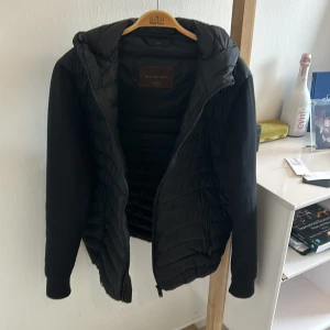 Svart jacka från Massimo Dutti - Säljer en stilren svart jacka/cardigan från Massimo Dutti som inte säljs längre. Storlek L. 