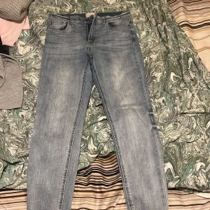 Blå jeans från Free/Quent - Snygga blå jeans från Free/Quent i en klassisk straight stil. De har en normal passform och är perfekta för en avslappnad look. Jeansen har en traditionell femficksdesign och stängs med dragkedja och knapp.precis under naveln 
