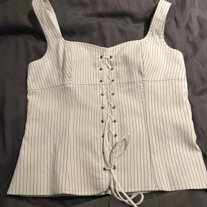 Vit korsett med snörning - Snygg vit korsett topp från Zara som är slutsåld. Den är i st M men passar mig som brukar ha S. Köpte för 329 och har aldrig använt den💕
