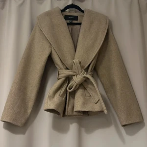 Vero Moda Kappa - Slutsåld kort kappa från Vero Moda med luva i mycket bra skick beige/grå färg, postar snabbt! 💖