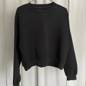 Svart sweatshirt från Lager 157 - Säljer en stilren svart sweatshirt från Lager 157 i storlek M. Tröjan har en klassisk rund halsringning och långa ärmar. Perfekt basplagg!