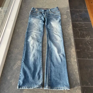 Lågmidjade jeans  - Lågmidjade jeans med cool midja. Inerbenslängd- 77 midjehöjd- 18 midjemått rakt över- 35 