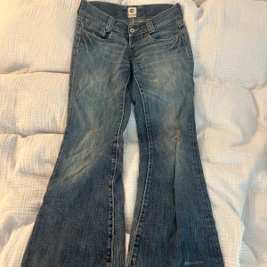 Americanos jeans  - VET INTE STORLEKEN💗 Innerbenslängd:78 gren:16 , andra mått ser ni på bilderna! Kom privat om ni undrar något💗😊 obs aldrig använda av mig då dem inte passade så jag tror att slitningarna på bild 3 ska vara så